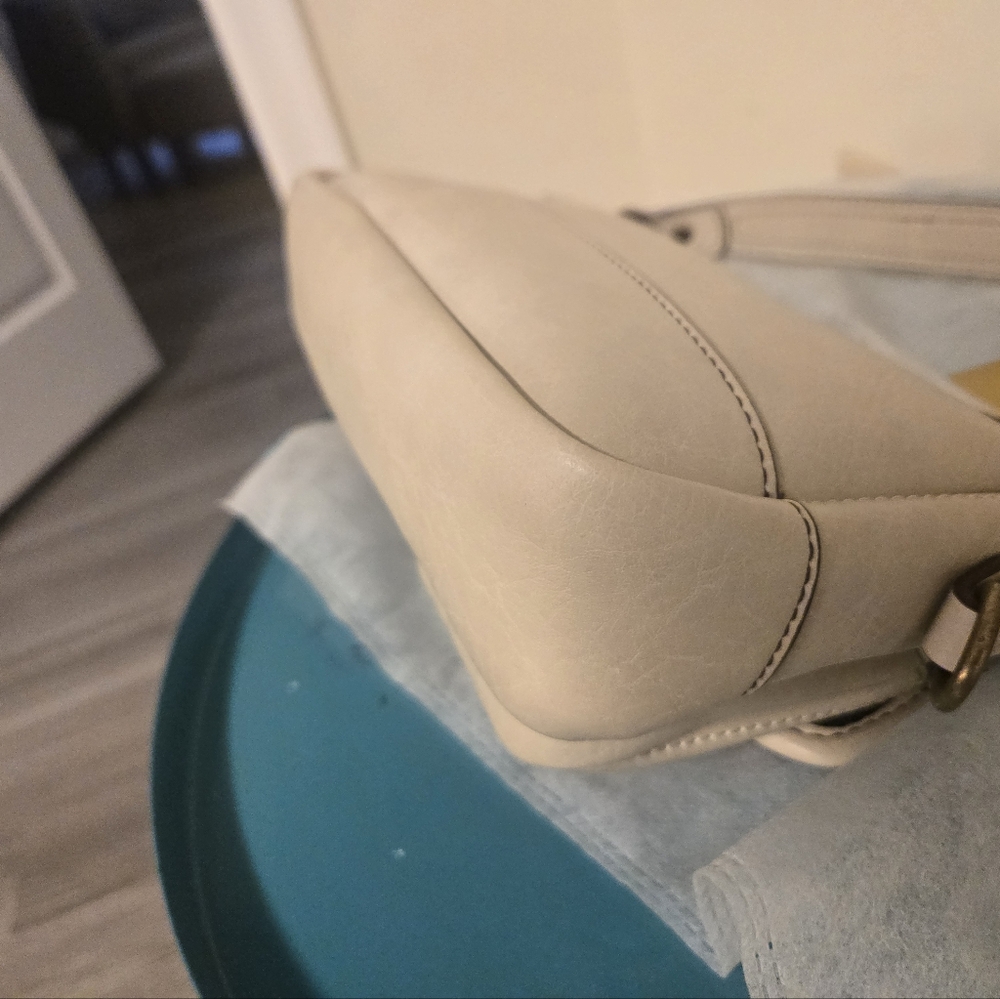 Elegant White Vegan Leather Shoulder Bag Brand is BILLIE VEROMCA - Picture 8 of 11